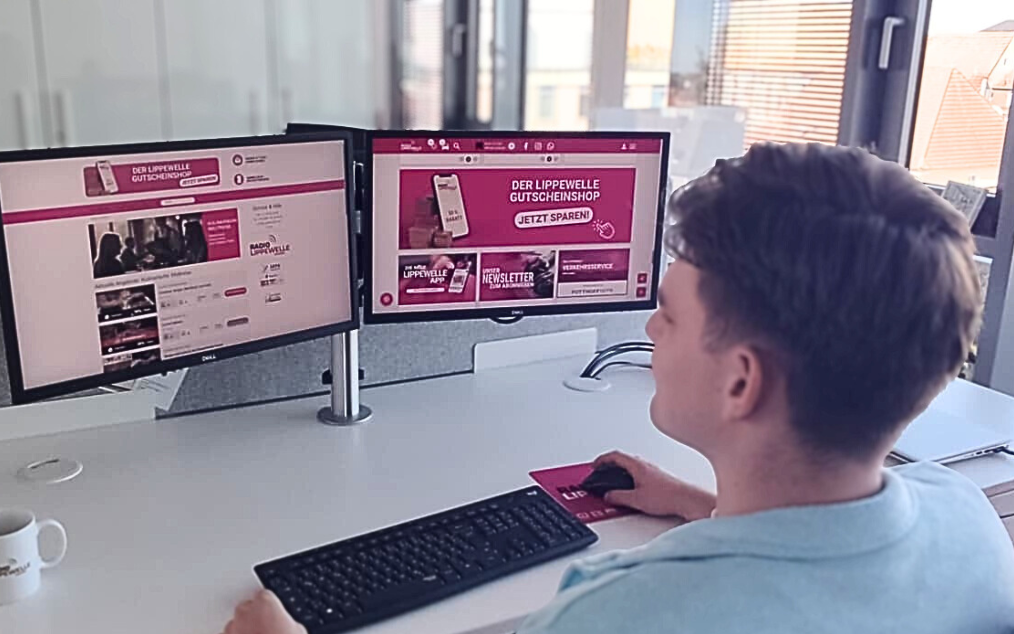Ein junger Mann blickt auf einen Computerbildschirm - darauf zu sehen ist der Gutscheinshop von Radio Lippewelle Hamm