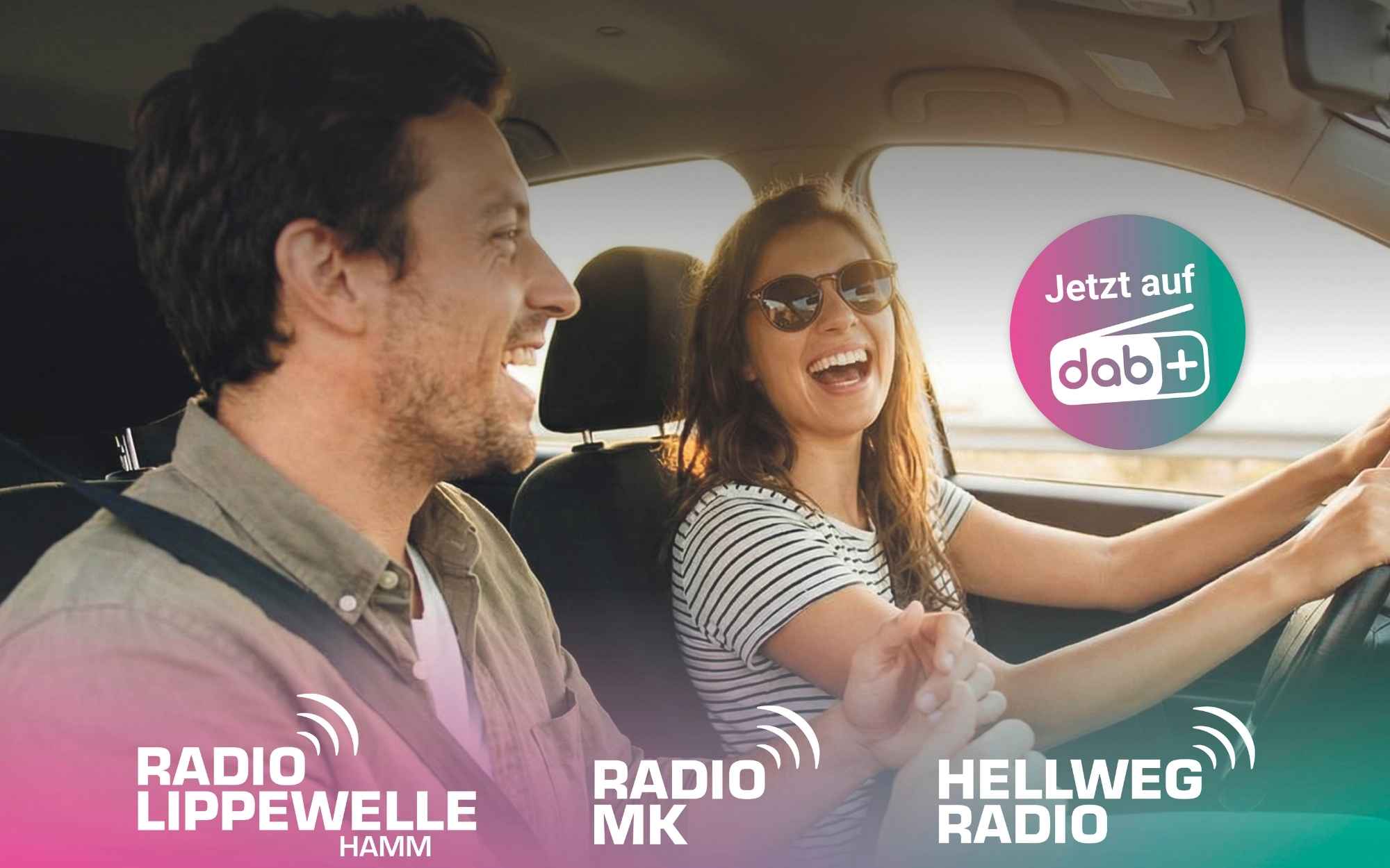 Zwei lachende Menschen im Auto hören Radio. Im Bild eingeblendet: das DAB+-Logo mit dem Schriftzug „Jetzt auf DAB+" sowie die Logos von Radio Lippewelle Hamm, Radio MK und Hellweg Radio.