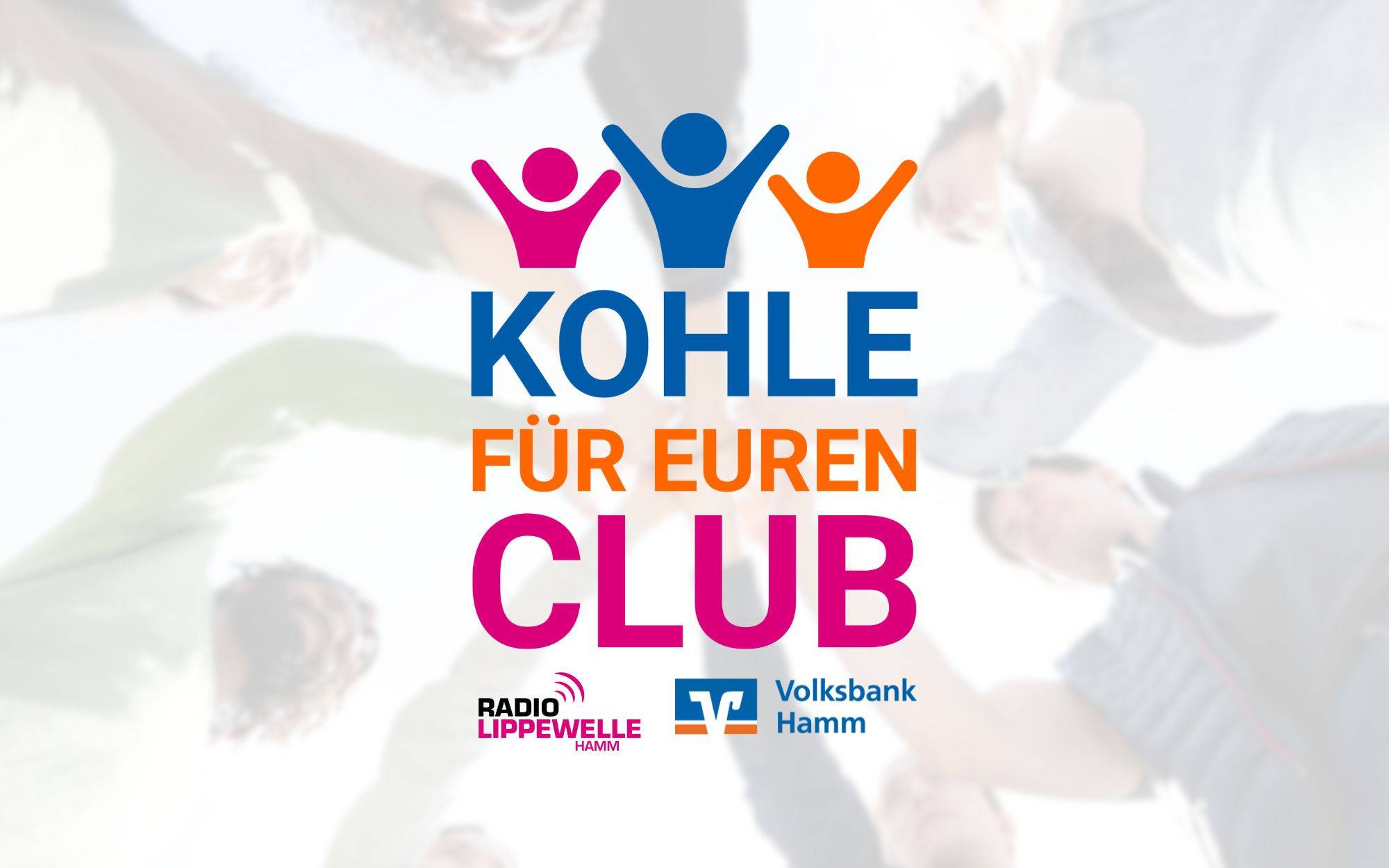 Aktionsgrafik "Kohle für euren Club" von Radio Lippewelle Hamm und Volksbank Hamm. Im Vordergrund der Schriftzug der Aktion in Blau, Orange und Pink, darüber drei stilisierte Figuren mit erhobenen Armen. Im Hintergrund unscharf: Menschen, die ihre Hände in der Mitte zusammenlegen.