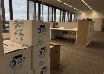 gestaplete Umzugskartons und leere Schreibtische in der Lippewelle-Redaktion