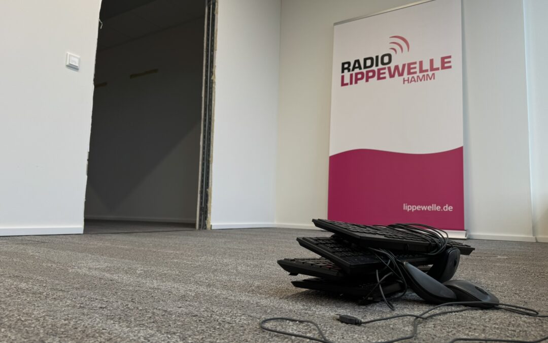 Tastaturen und Kabel liegen auf dem Boden im Hintergrund ein Aufsteller mit dem Logo von Radio Lippewelle Hamm