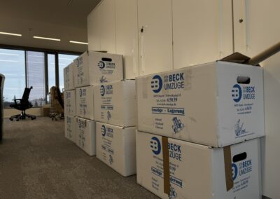 gestaplete Umzugskartons und leere Schreibtische in der Lippewelle-Redaktion