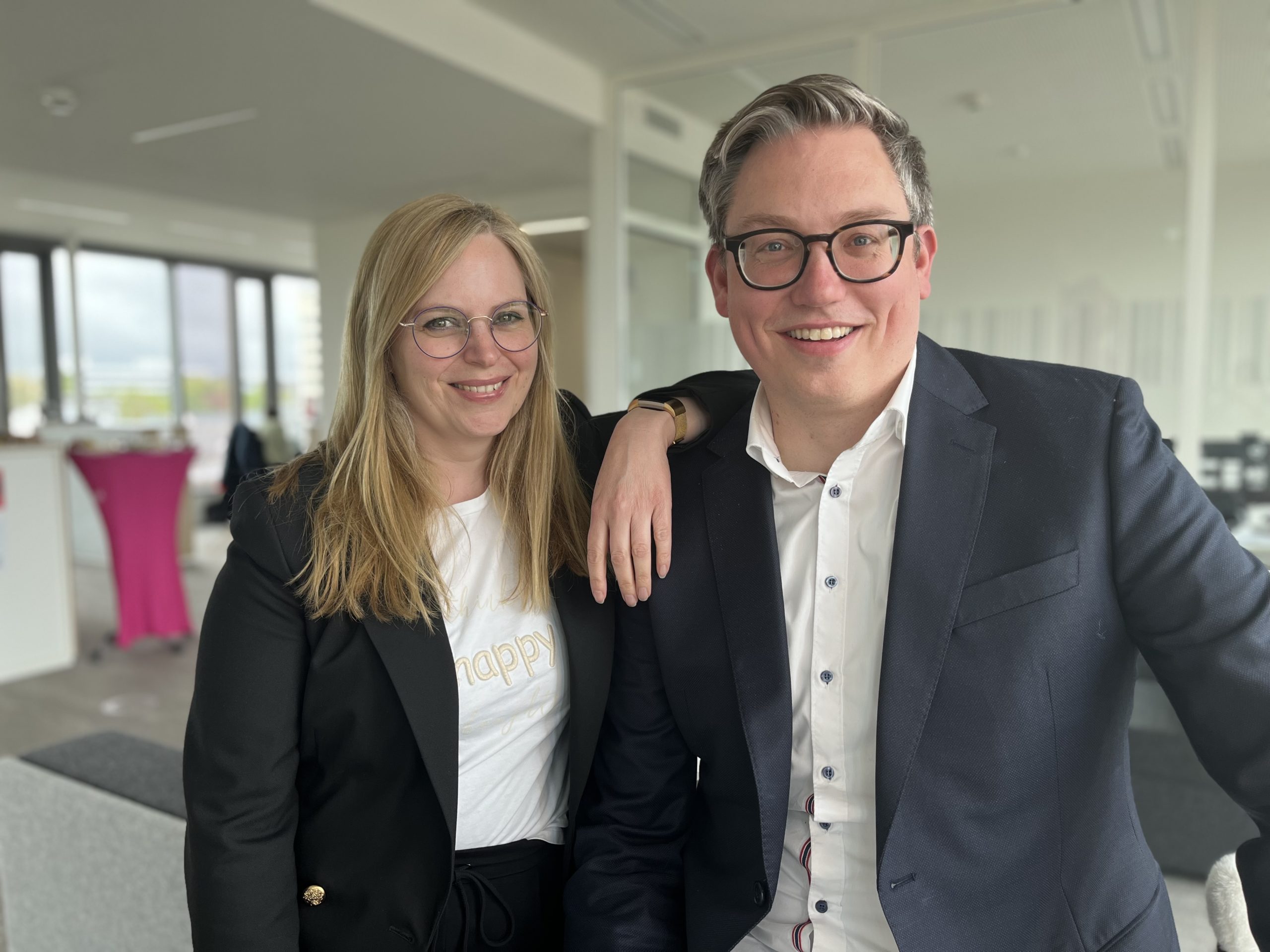 Chefredakteurin Colleen Sanders-Heusener und ihr Nachfolger Matthias Dröge lächeln in die Kamera.