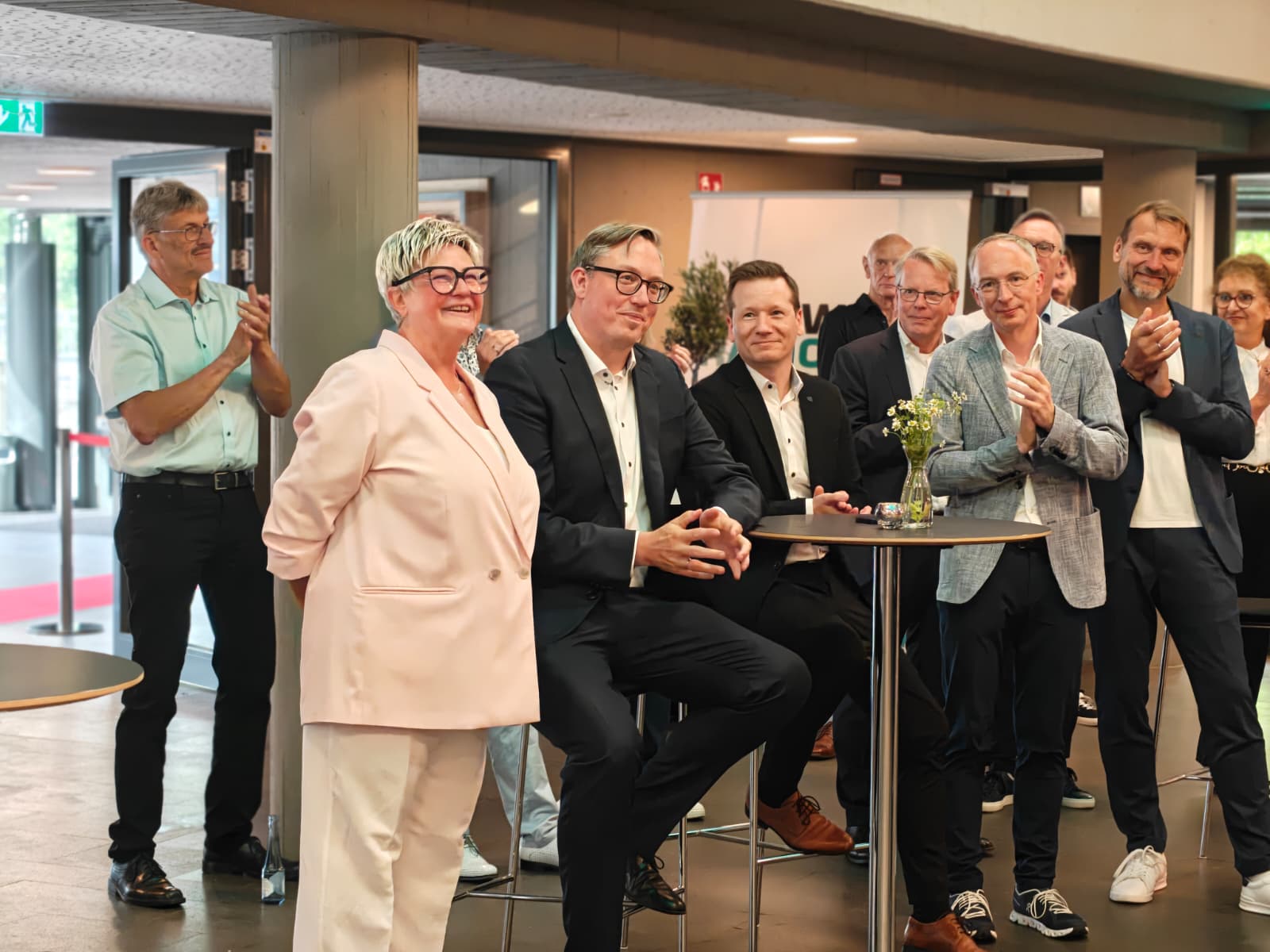 Ruth Heinemann bei ihrer Verabschiedung als Chefredakteurin von Hellweg Radio mit Nachfolger Matthias Dröge und Gästen