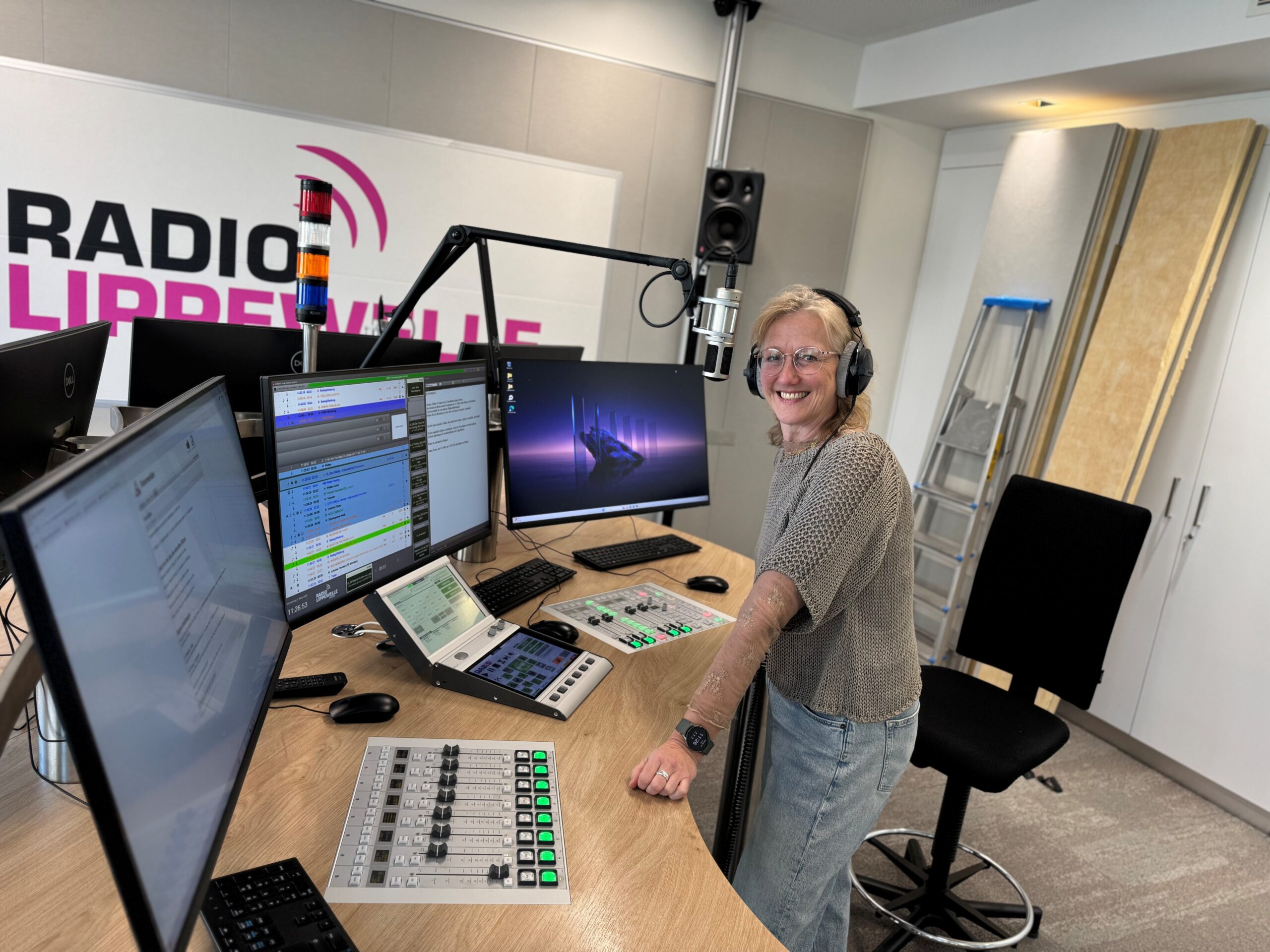 Tastaturen und Kabel liegen auf dem Boden im Hintergrund ein Aufsteller mit dem Logo von Radio Lippewelle Hamm